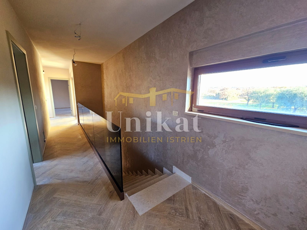 Moderna casa a schiera con piscina e vista sul verde, Poreč